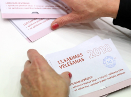 Balsu skaitīšana 13.Saeimas vēlēšanās 142.vēlēšanu iecirknī Rīgas Kongresu namā. Foto: Ieva Leiniša, LETA