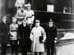 Sabiedroto valstu pārstāvji pirms pamiera līguma parakstīšanas ar Vāciju pie maršala Foša vagona mežā pie Kompjeņas. 1918. gada 11. novembris.
Foto no Latvijas Kara muzeja krājuma