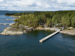 Sekiluoto sala, kuru nopircis krievu biznesmenis Pāvels Meļņikovs. Uz mazās salas jau uzbūvētas vairākas jaunas ēkas, helikopteru nolaišanās laukums un deviņas kuteru piestātnes.
Foto — The New York Times