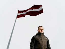 Igors Tkačenko pie Latvijas karoga AB dambī. Foto — Jānis Pipars