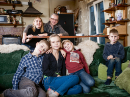 Audžuvecāki Diāna un Gatis Lambergi ar Danielu (no kreisās), Annu, Ingu un Denisu. Foto — Ieva Salmane