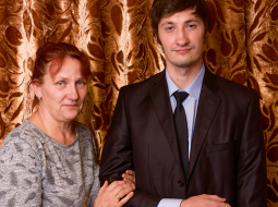 Mārtiņš Plāsis ar mammu Marutu. Foto — Gints Ivuškāns