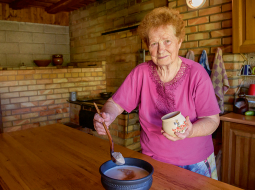 Padomju laikā Elma Zadiņa no ekskursijas Igaunijā atveda kamas miltus. «Nopirku, sajaucu ar kefīru un uzreiz sajutu bērnības garšu. Tas pats kurzemnieku pūtelis! Kad sākās brīvvalsts laiks, teicu: jādabū viņš gatavs!»
Foto — Gints Ivuškāns