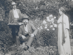 Miķelis Valters (pirmais no kreisās) kopā ar citiem latviešu politiskajiem emigrantiem Rietumeiropā ap 1910. gadu.
Foto no Latvijas Kara muzeja arhīva