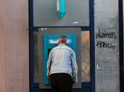 Pēdējo gadu laikā bankas strauji demontē bankomātus. Pēc viņu aprēķiniem, skaidrā nauda tagad tiek lietota tik reti, ka plaša bankomātu tīkla uzturēšana ir pārāk dārga
