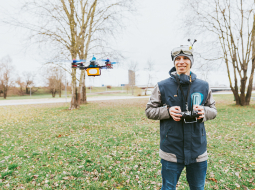 Kālis Gross ir pirmais latvietis, kas pasaules mēroga dronu sacīkstēs izcīnījis godalgu —  3. vietu. Sacīkšu droni ir mazāki un izveicīgāki nekā parastie. FOTO — lauris aizuopietis