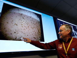 NASA inženieris un "InSight" projekta menedžeris Toms Hofmamnons rāda pirmo Marsa foto, ko uzņēmis robots. Foto: AFP/Scanpix