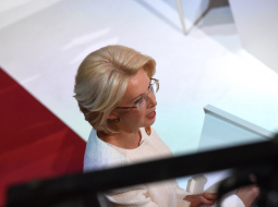 Saeimas priekšsēdētāja Ināra Mūrniece saka uzrunu Saeimas svinīgajā sēdē, kas veltīta Latvijas proklamēšanas 100.gadadienai, Latvijas Nacionālajā teātrī. Foto: Zane Bitere, LETA