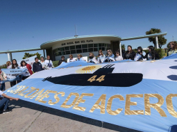 Bojāgājušo argentīniešu jūrnieku piederīgie tur plakātu, kurā minēts uz zemūdenes "San Juan" bojāgājušo skaits. Foto: AFP/Scanpix
