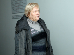 Ilggadējā Rīgas domes Mājokļu un vides departamenta Dzīvokļu pārvaldes vadītāja Ārija Stabiņa tiek konvojēta uz Rīgas pilsētas Centra rajona tiesas sēdi. Foto: Edijs Pālens, LETA