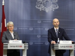 Valsts ieņēmumu dienesta (VID) vadītāja amatam izvirzītā bijusī Konkurences padomes vadītāja, līdzšinējā Ekonomikas ministrijas Administrācijas vadītāja Ieva Jaunzeme un Valsts kancelejas direktors Jānis Citskovskis piedalās preses konferencē, kurā ģenerāldirektora amata kandidāte iepazīstina ar redzējumu par VID darbību. Foto: Evija Trifanova, LETA