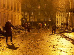 Protestētāju izdemolēta iela Parīzē.
Foto — AFP/LETA