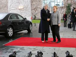Lielbritānijas premjere Terēza Meja otrdien ieradās Berlīnē, sākot vairāku Eiropas galvaspilsētu apceļošanu, lai tiktos ar Eiropas Savienības līderiem un pārrunātu situāciju pēc Brexit balsojuma atcelšanas britu parlamentā.
Foto — AFP/LETA