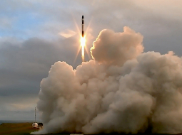 Amerikāņu un jaunzēlandiešu kopuzņēmuma Rocket Lab radītās komerciālās nesējraķetes Electron palaišana Jaunzēlandē.
Foto — AP/Scanpix/LETA