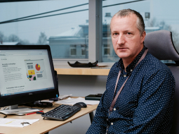 Nacionālās enciklopēdijas galvenais redaktors Valters Ščerbinskis sola, ka gandrīz katru dienu vietnē Enciklopedija.lv parādīsies jauni ieraksti.
Foto — Reinis Inkēns