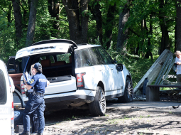 Mārtiņš Bunkus sašautais auto Aizsaules ielā 30. maijā.
Foto — LETA