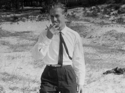 Rakstnieks Guntis Zariņš dzimtenes apciemojuma laikā Rīgas jūrmalā. 1965. gads. Rakstniecības un mūzikas muzeja krājums
