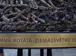 Ziemassvētku egle Rātslaukumā. Foto: Zane Bitere, LETA