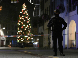 Policists stāv sardzē pie Strasbūras Ziemassvētku tirdziņa, kur otrdien notika letāla apšaude. Foto: AFP/Scanpix
