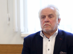 Apsūdzētais - bijušais AS "Latvenergo" prezidents Kārlis Miķelsons pirms tiesas sēdes. Foto: Ieva Leiniša, LETA