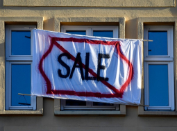 Plakāts vēsta, ka tiek pārdots dzīvoklis. Foto: AFP/Scanpix