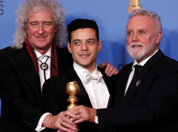 Svētdien Zelta globusa ceremonijā ASV par labāko dramatisko filmu tika atzīta Bohēmista rapsodija (Bohemian Rhapsody), bet otru balvu kā labākais aktieris saņēma rokgrupas Queen solista Fredija Merkurija atveidotājs Rami Maleks. Attēlā: Rami Maleks ar Queen bijušajiem dalībniekiem Braienu Meju un Rodžeru Teiloru.
Foto — Reuters/LETA