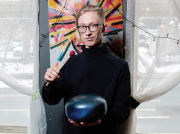 Instruments, ja vien tiek saudzīgi uzturēts un nesarūsē, var tikt izmantots kaut simt gadus. «Zvangu var atstāt bērniem mantojumā,» smaida Aleks.
Foto — Reinis Inkēns