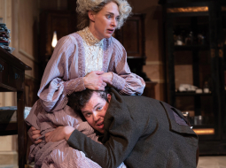 Izrāde ir lēna un mierīga. Pat nosaukdama savu dēlu par niecību, Sofijas fon Keselas Arkadina nepaceļ balsi. Trepļevs — Marsels Hoipermans.
Foto — Cuvilliéstheater