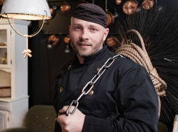 Lai kur es ietu, mans skatiens vienmēr būs vērsts uz augšu, uz jumtiem, saka skursteņslauķis Gatis Geida.
Foto — Reinis Inkēns