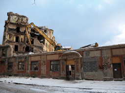 Kalnciema ielas 2B nama nojaukšanas darbi 15. janvārī.
Foto — LETA