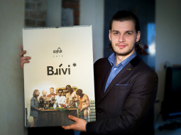 Vislielākās kailendāra atbalstītājas bijušas puišu sievas un draudzenes, kas palīdzējušas piemeklēt rekvizītus un, protams, arī paķircinājušas un iedrošinājušas savas otrās pusītes.
Foto no personīgā arhīva