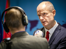 Nīderlandes ārlietu ministrs Stefs Bloks sarunā ar žurnālistiem skaidro, ka ir nopietnas aizdomas par Irānas specdienestu saistību ar divu Nīderlandes pilsoņu noslepkavošanu Almērā. Foto: EPA/Scanpix