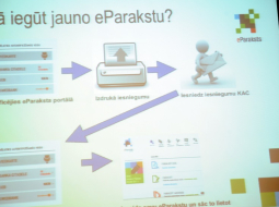 Informācija par e-parakstu Latvijas Valsts radio un televīzijas centra rīkotajā preses konferencē par virtuālā e-paraksta ieviešanu Latvijā. Foto: Lita Krone, LETA