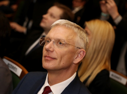 Jaunievēlētais Ministru prezidents Krišjānis Kariņš pēc balsojuma Saeimas ārkārtas sēdē, kurā deputāti izteica uzticību premjera kandidāta izveidotajam Ministru kabinetam. Foto: Edijs Pālens, LETA