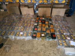 Valsts policija sadarbībā ar ASV tiesībsargājošo iestādi un pretterorisma vienību "Omega" Kokneses novadā izņēma vairāk nekā divas tonnas kokaīna kravu ar 42 kartona kastēm, kurās atradās 2195 briketes ar dažādiem logo - "TNT", "Badboys", "Gold" un ar delfīna attēlu. Foto: Valsts policija/LETA