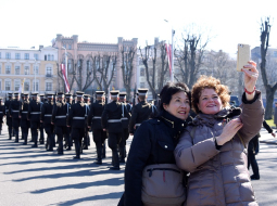 Tūristi fotografējas pie  Brīvības pieminekļa. Foto: Zane Bitere, LETA