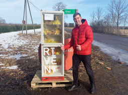 «Audzējam komerciālās šķirnes, ļoti populārs ir ‘Auksis’, tas jau iztirgots. Tagad vitrīnā ir ‘Ligol’, ‘Lobo’, ‘Belorusskoje Maļinovoje’, ‘Antej’, ‘Sinap Orlovskij’. Izvēle ir,» priecājas Gints Neimanis.
Foto — Laura Akmentiņa, Vidzemes Televīzija