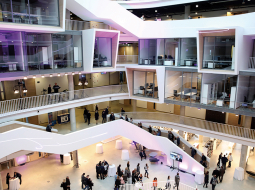 Zinātņu mājas kopējā platība ir 20 tūkstoši kvadrātmetru, kuros izvietotas moderni aprīkotas laboratorijas, dažādu lielumu auditorijas, semināru telpas, kabineti, plaša bibliotēka, atpūtas zonas un palīgtelpas, kā arī Anatomijas muzejs.
Foto — LETA