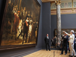 Rembranta Naktssargs (1642) Amsterdamas muzejā Rijksmuseum.
Publicitātes foto