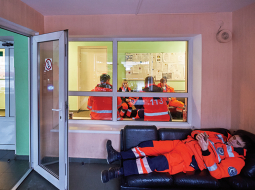 Neatliekamās medicīnas speciālisti, gaidot izsaukumu.
Foto — Edmunds Brencis