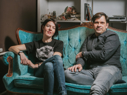 Režisors Jansons un viņa dzīvesbiedre Sabīne Andersone, kas ir producente un režisora labā roka animācijas filmu studijā Atom Art.
Foto — Lauris Aizupietis