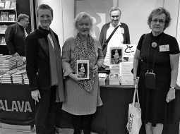 2018. gada Turku grāmatu gadatirgū pie latviešu grāmatu stenda. Priekšplānā no kreisās — Latvijas vēstniece Somijā Kristīne Našeniece, romāna Ulsiks autore Inguna Ula Cepīte, tulkotāja Mirja Hovila. 
Foto no personīgā arhīva