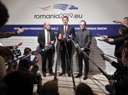 Francijas ārlietu ministrs Žans Īvs Ledriāns (no kreisās), Lielbritānijas ārlietu ministrs Džeremijs Hants un Vācijas ārlietu ministrs Heiko Māss tikšanās laikā Rumānijā paziņo, ka ES atklāj jaunu iespēju tirdzniecībai ar Irānu pēc ASV pasludinātajām sankcijām. Foto: EPA/Scanpix
