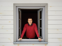 «Dziesma ir maniem bērniem, ģimenei un visiem čaļiem, ar kuriem kopā esmu dienējis,» saka Raivis Ušackis. Sešgadīgais dēls zinot dziesmu, arī trīsgadīgā meita dungojot līdzi.
Foto — Edmunds Brencis