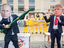 Aktīvisti Berlīnē protestē pret ASV un Krievijas izstāšanos no līguma par kodolraķešu ierobežošanu. Foto: Omer Messinger/ZUMA Wire/Scanpix