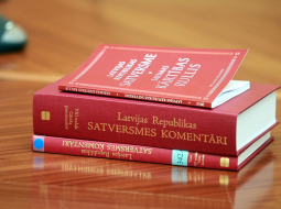 Saeimas Kārtības rullis un Satversmes komentāri. Foto: Ieva Čīka, LETA