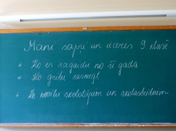 Tāfele Rīgas 49. vidusskolas klasē. Foto: Evija Trifanova, LETA
