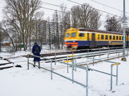 Pērn augustā šajā vietā gāja bojā 22 gadīgs puisis, bet šā gada janvārī — 15 gadīgs. Pāreja atrodas ap 500 metru no stacijas Zolitūde uz Rīgas pusi, un no vilciena sargā šāda konstrukcija, kas nesamazina gājēja ātrumu. Jau pērn rudenī to bija iecerēts mainīt, taču uzsala, un darbus nācās atcelt. Šogad Latvijas dzelzceļš sola pāreju labiekārtot ar skaņas signālu.
Foto — Edmunds Brencis