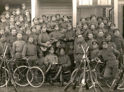 Rīgas frontes Slokas iecirknis, Ķemeros, 1916.gada vasara, 4.Vidzemes latviešu strēlnieku bataljona kājnieku izlūku komandas karavīru grupa ar komandas priekšnieku Edvīnu Medni (pirmajā rindā piektais no kreisās).
Foto no Jāņa Hartmaņa personīgā arhīva