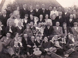 Mildas Reinis iesvētību bilde, tapusi 1936. gadā, ar kuras atrašanu eBay tirgotavā sākās Sarmītes Gravas mēģinājumi atšķetināt, kas ar vecākiem bija noticis pirms viņas piedzimšanas 1959. gadā